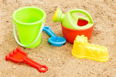 Kumsaldaki plaj için renkli plastik oyuncaklar