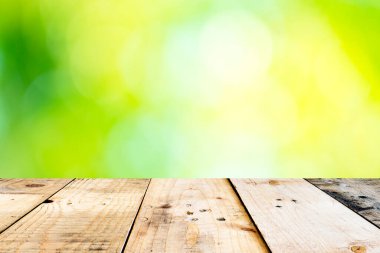 Boş üst ahşap masa ve güneşli soyut bulanık bokeh arka plan