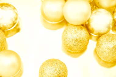 Parlak arka planda altın Noel topları.