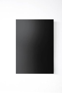 Duvarda boş siyah tahta.