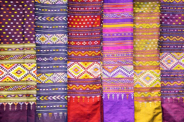 色色颜色装饰图案的泰国丝绸纺织品 图库照片