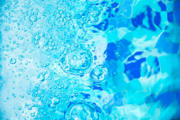 Pęcherzyki Powietrza Przejrzystej Niebieskiej Wodzie Basenie Tle — Zdjęcie stockowe