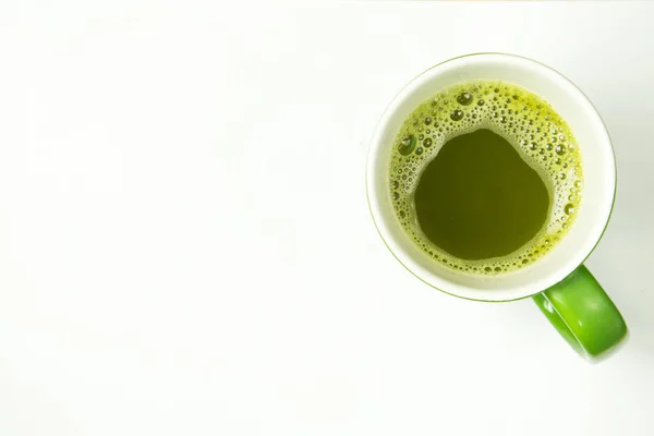 Beyaz Arka Planda Fincanda Sıcak Yeşil Çay Üstteki Görünüm — Stok fotoğraf