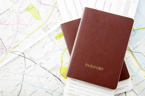 Διαβατήριο Και Εισιτήρια Στο Χάρτη Ταξιδιωτική Έννοια — Φωτογραφία Αρχείου
