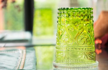 Masanın üstüne boş bardak, masaya ters çevrilmiş bardak, Fas tarzı..