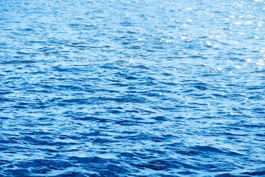 Dalgalı mavi deniz yüzeyi
