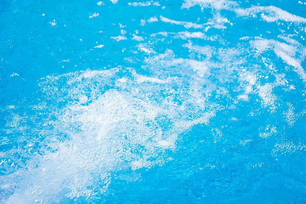 Mavi temiz su jakuzide. Spa masaj arka planı.