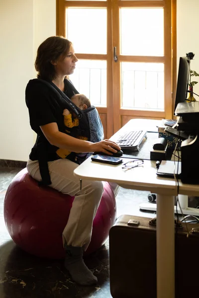 Mujer Que Trabaja Con Computadora Casa Mientras Lleva Bebé Oficina —  Fotos de Stock