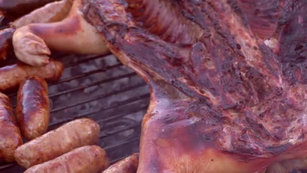 Cerdo Parrilla Fuego Lento Con Salchichas Caseras — Vídeo de stock