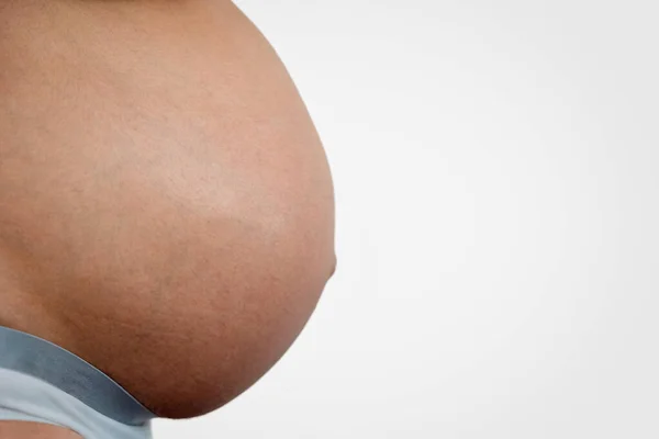 Nahaufnahme Des Bauches Einer Schwangeren Frau Auf Weißem Hintergrund Mutterschaftskonzept lizenzfreie Stockbilder