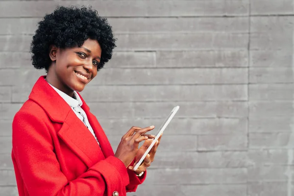 Woman Looking Camera Smiling While Using Digital Tablet Outdoors Technology lizenzfreie Stockbilder