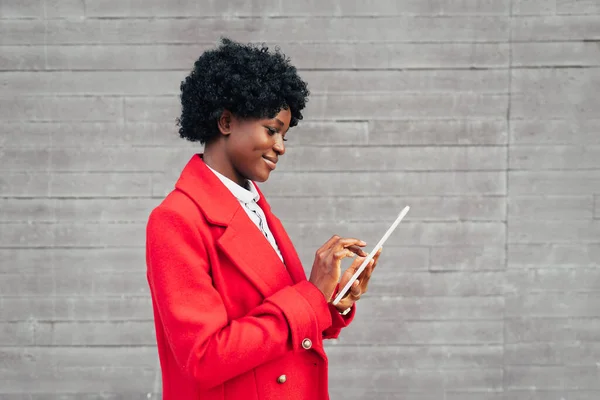 Mulher Negra Elegante Usando Tablet Digital Enquanto Caminha Rua Conceito — Fotografia de Stock