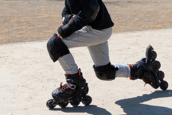近视一个人骑在户外溜冰鞋上 体育概念 — 图库照片