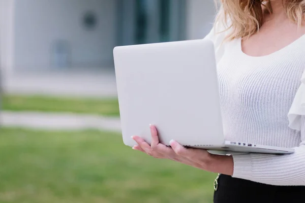 Nahaufnahme Einer Geschäftsfrau Mit Laptop Freien Geschäfts Und Technologiekonzept lizenzfreie Stockbilder