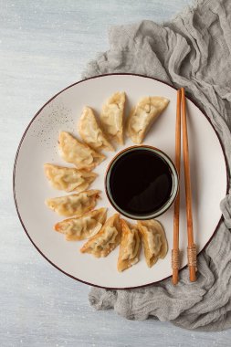 Japon Gyoza mantı, kızarmış, soslu, üst görünüm, insanlar olmadan, renkli, seçici odaklı.,