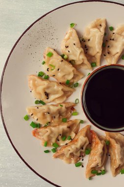Japon Gyoza mantı, kızarmış, soslu, üst görünüm, insanlar olmadan, renkli, seçici odaklı.,