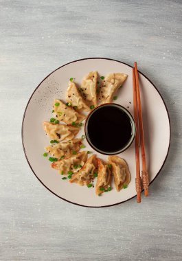 Japon Gyoza mantı, kızarmış, soslu, üst görünüm, insanlar olmadan, renkli, seçici odaklı.,