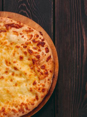 Imereti khachapuri, geleneksel Gürcü yemeği, peynirli düz ekmek, üst manzara, insan yok, kırsal,