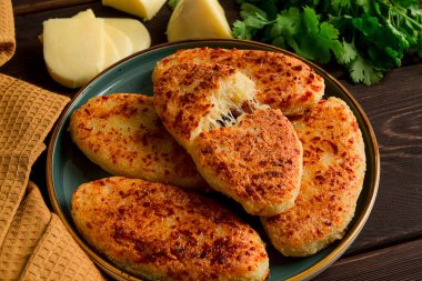 Chvishtari, mısır unlu tortilla peynirli, pastalı, Gürcü mutfağı, Mchadi, ev yapımı, üst manzara, ahşap bir masada, insan yok.,