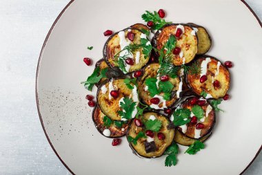 Kızarmış patlıcan, beyaz sos, nar tohumu, üst manzara, insan yok.,