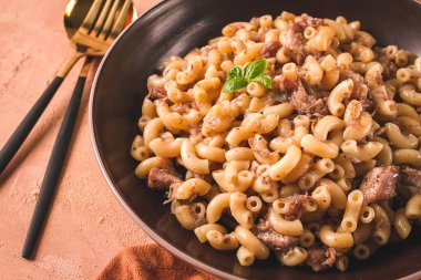 Haşlanmış etli makarna, donanmada makarna, boynuz, ev yapımı, insan yok.,