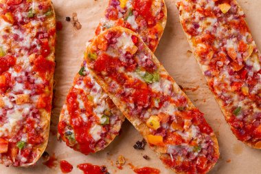 Ekmek arası pizza, üst manzara, yakın çekim, insan yok, fast food, sokak yemeği.,