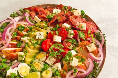 Cobb salatası, keto yemeği, üst manzara, insan yok, yakın plan.,