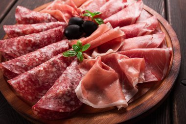 Çeşit çeşit, dilimlenmiş et aperatifi, jambon, jambon, zeytin, kahvaltı, üst manzara, yakın çekim, insan yok.,