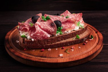 Sandviç, tahıllı ekmek, krem peynirli ve salamlı, siyah zeytinli, mikro-yeşillikli, üst manzara, yakın çekim, insan yok, kahvaltı.,