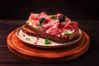 Sandviç, tahıllı ekmek, krem peynirli ve salamlı, siyah zeytinli, mikro-yeşillikli, üst manzara, yakın çekim, insan yok, kahvaltı.,