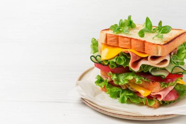 Sandviç, beyaz bir masada, yakın plan, insan yok, yatay, ev yapımı.,