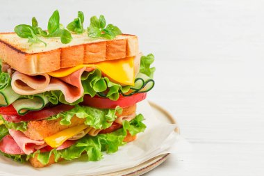 Sandviç, beyaz bir masada, yakın plan, insan yok, yatay, ev yapımı.,