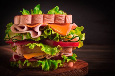 Kulüp sandviçi, ahşap bir masada, kır tarzı, yakın plan, insan yok, ev yapımı.,