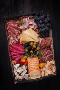 Aperatif, çeşni, set, sosis ve peynir, ahşap bir tahtada, üst manzara, insan yok.,