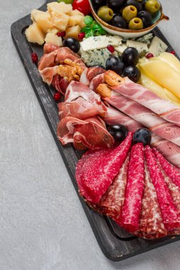 Aperatif, çeşni, set, sosis ve peynir, ahşap bir tahtada, üst manzara, insan yok.,