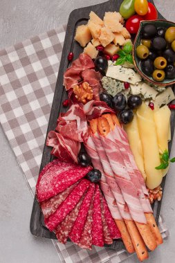 Aperatif, çeşni, set, sosis ve peynir, ahşap bir tahtada, üst manzara, insan yok.,