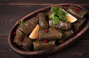 Dolma (Tolma) doldurulmuş börek, pirinçli kıyma, üzüm yapraklı, üst manzara, insan yok, yakın çekim,