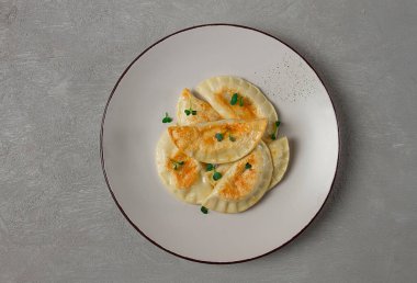 Pierogi, geleneksel Polonya mutfağı, hamur tatlısı, üst manzara, yakın çekim, insan yok.,