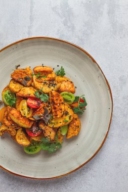 Salata, hamurda çıtır patlıcan, kiraz, susam tohumu, zeytinyağı, ev yapımı, insan yok.,