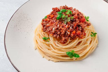 Spagetti bolonez, üst manzara, yakın çekim, insan yok, ev yapımı.,