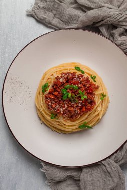 Spagetti bolonez, üst manzara, yakın çekim, insan yok, ev yapımı.,