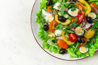 Sebze salatası, bıldırcın yumurtası ve zeytin, taze, yakın plan, insan yok.,