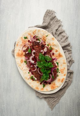 Lula kebap, lavaş, kırmızı soğan, nar ve sumac, üst manzara, yakın çekim, yatay, insan yok.,