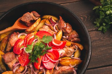 Ojakhuri, geleneksel Gürcü yemeği, etli kızarmış patates, tavada, üst manzara, insan yok, ev yapımı.,