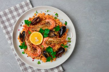 Deniz ürünleri paella, karides ve midyeli risotto, pilav, ev yapımı, üst manzara, insan yok.,