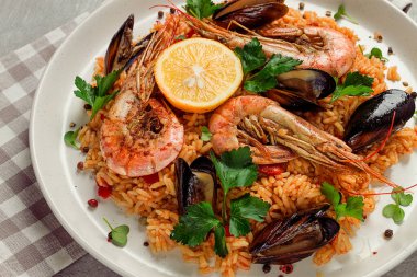 Deniz ürünleri paella, karides ve midyeli risotto, pilav, ev yapımı, üst manzara, insan yok.,