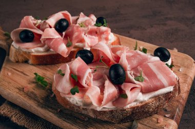 Kahvaltı, pastırmalı ve zeytinli sandviç, kesme tahtasında, üst manzara, yakın çekim, insan yok.,