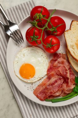 Kahvaltı, sahanda yumurta, pastırma ve ekmek, kirazlı, hafif arka planda, ev yapımı, insan yok.,