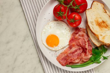 Kahvaltı, sahanda yumurta, pastırma ve ekmek, kirazlı, hafif arka planda, ev yapımı, insan yok.,