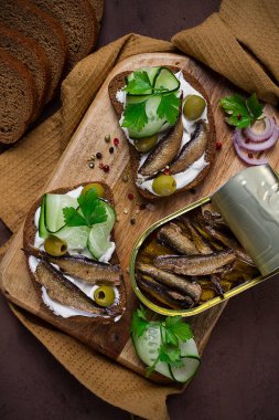 Sandviç, lahanalı siyah ekmek, krem peynir, salatalık, kesim tahtası, üst manzara, yakın çekim, insan yok.,